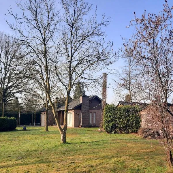 Merksplas Villa with Terrace, hotel in Merksplas