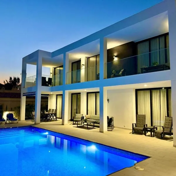 Luxury villa with large swimming pool and outdoor area, ξενοδοχείο σε San Fulgencio
