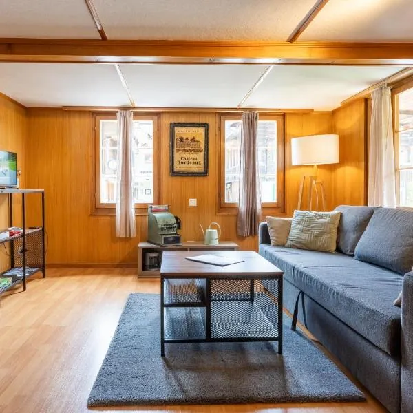 Lovely & great equipped wooden Alp Chalet flat, hotel en Kandersteg