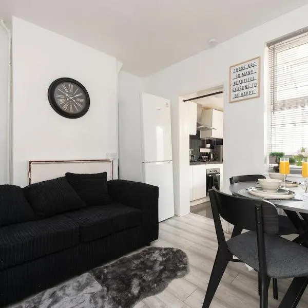 Comfort Meets Style, 4-Bedroom Home with All Essentials, Croydon, Sleeps 8! Contractor & Group Friendly!, hotel v destinaci Thornton Heath