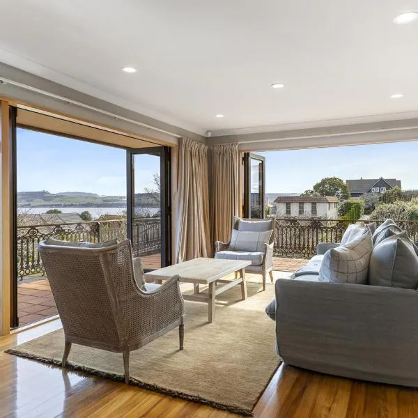 Harvey Lake House - stylish comfort with outdoor deck and lake views, hotel a Taupo