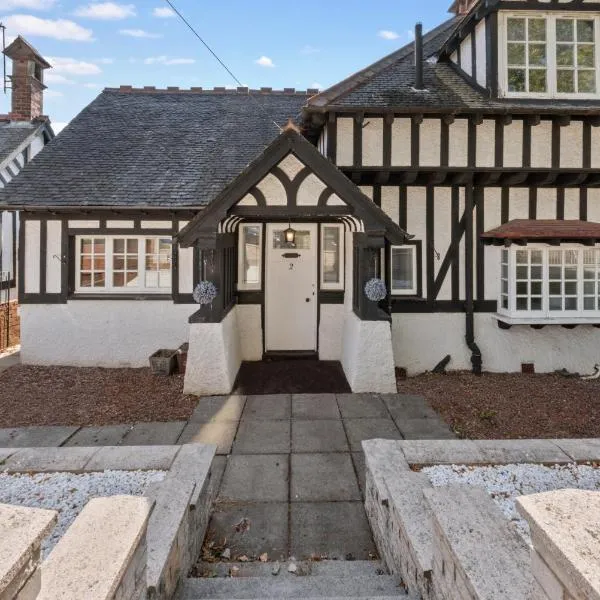 4 Bedroom Cottage in North Lanarkshire with Free Parking - Long Stays Available, hotel in Coatbridge