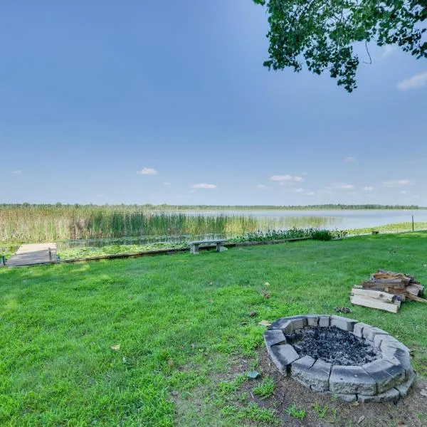 East Tawas Lakefront Getaway with Kayaks and Deck, hotel in East Tawas