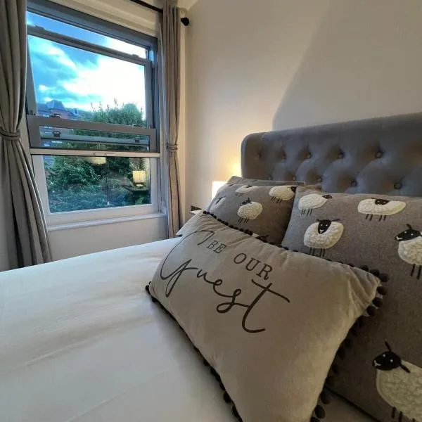 Stylish City Retreat with Views & Court Yard, hotel v destinaci Leeds