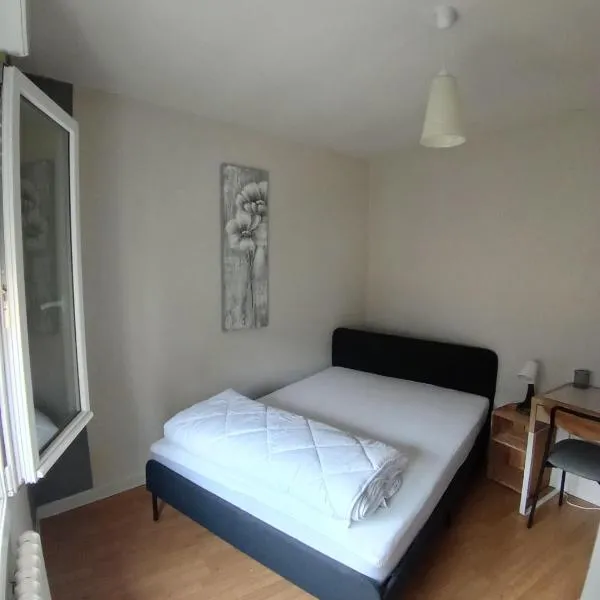 Chambre à l étage, hotel in Plémet