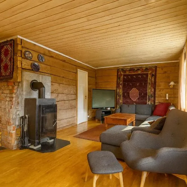 Cozy home on the island of Senja with sea views, hotel en Senja