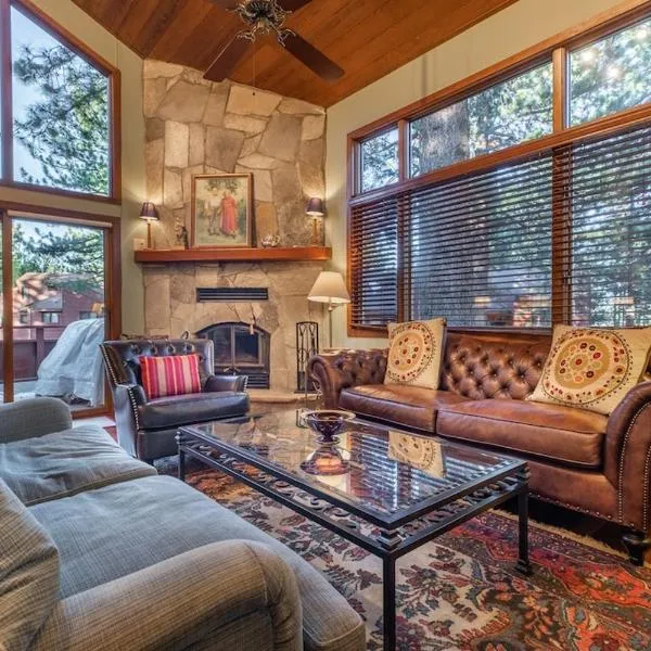 Townhouse Art Gallery in Mammoth's Best Location, hotel in Old Mammoth