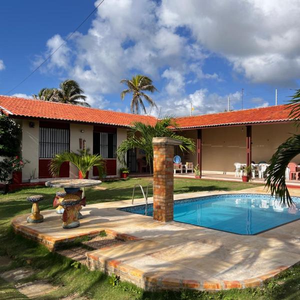 Casa com amplo jardim e piscina! 350m da praia - Foto 4