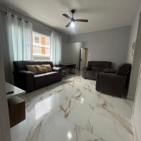 Apartamento com Estacionamento, Wi-Fi, Ar condicionado a 300 metros da Praia da Enseada no Guarujá.
