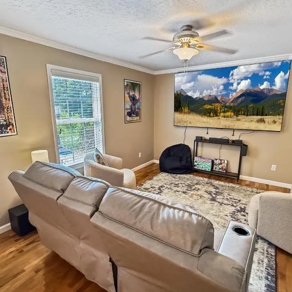 Comfy King Bed Townhouse with Outdoor Sitting Area, hotel di Guntersville