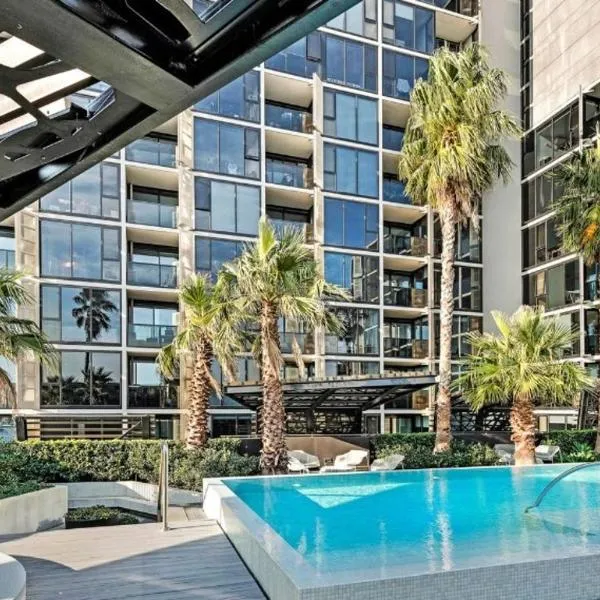 Modern 2BR, Pool, Gym & Parking, hotell Melbourne'is