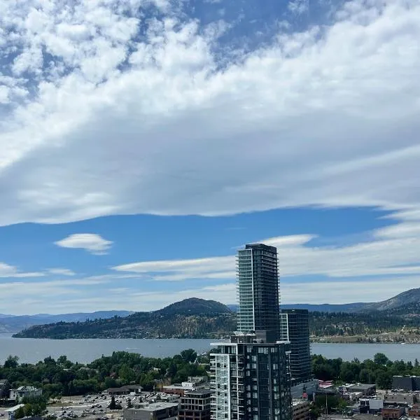 Million-Dollar View 1 bed 1 private bath in a 2 bed flat with access to 34th floor lounge in Downtown Kelowna, hotel in Kelowna