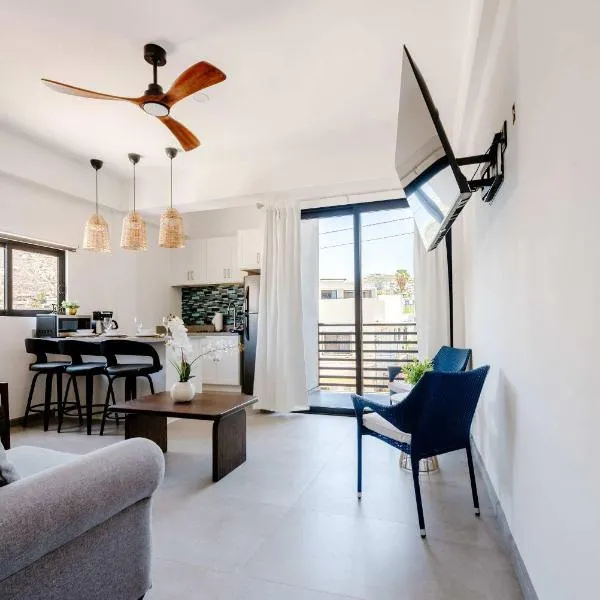 Vista Pedregal-Modern Vacation Apartment Walk to Marina & Beaches, hotel i Cabo San Lucas