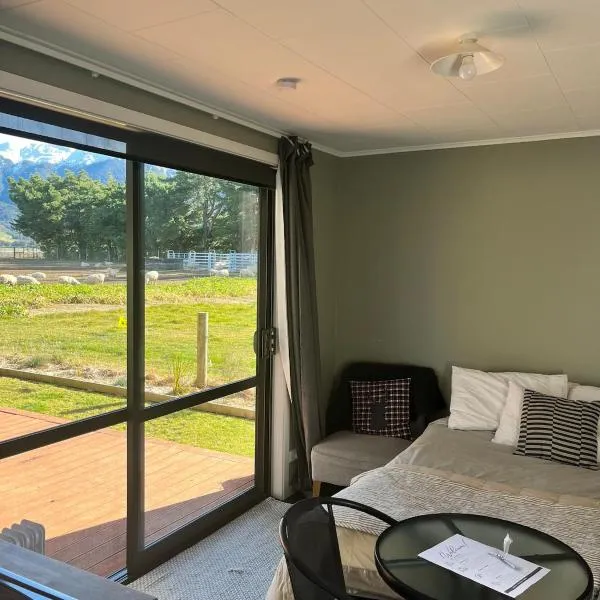 Adorable studio cottage with mountain views, hotel en Staveley