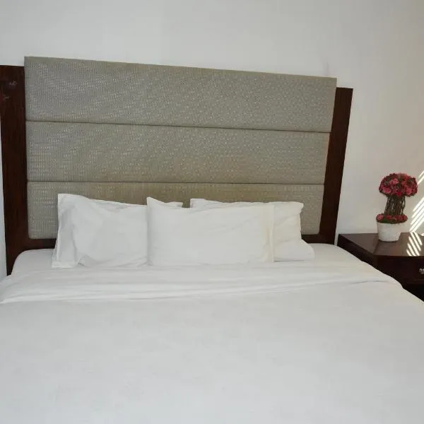 Royal Suite Hotel Apartments, hotel a Al Ḩuwayl