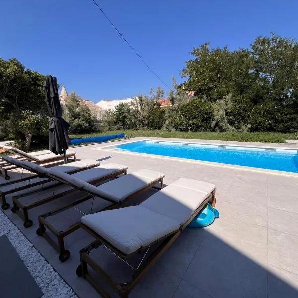 Villa Paro, hotel in Pag