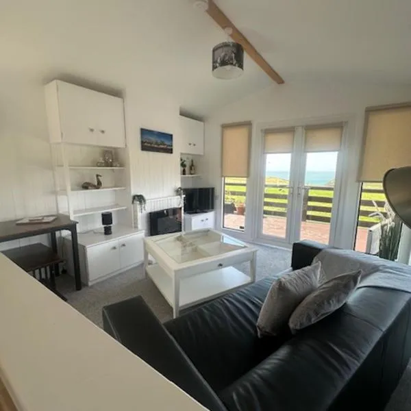 Bowmore 7 - Stunning Sea Views, Farm Stay、ストランラーのホテル