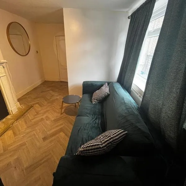 close to stadium and the beach 2 bed groundfloor,sky Netflix, hotel in Grimsby