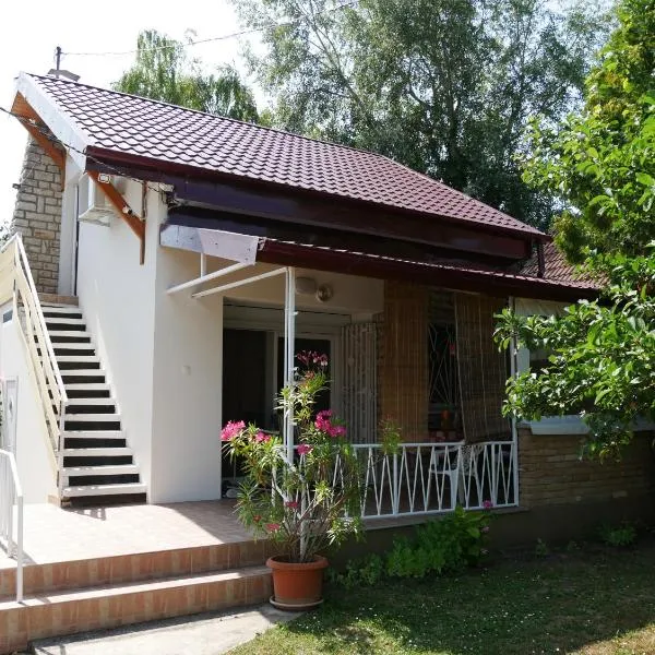 Vidra Apartman Zamárdi - 60 meters from Lake Balaton!, hotel in Zamárdi