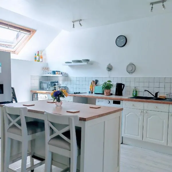 Cosy 1st floor loft apartment in Normandy, hotel em Céaucé