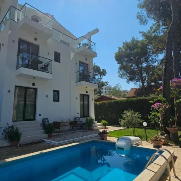 White Pine Villa With Pool, khách sạn ở Golem