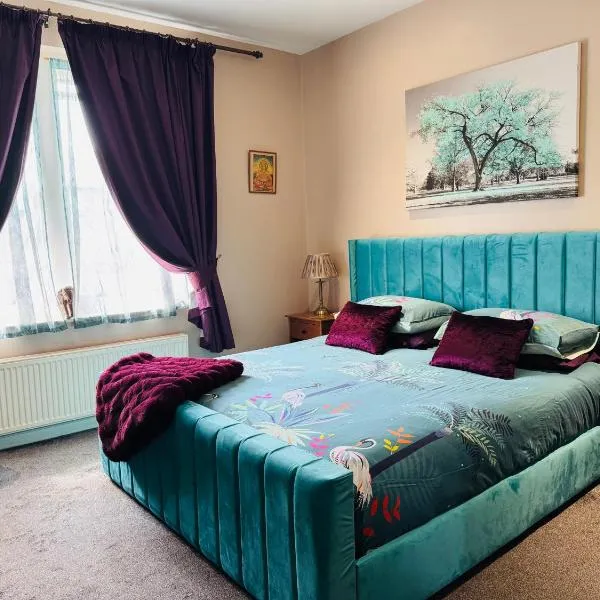 Super King, Close to Beach, Shops, Train, Shared Bathroom, hotel in St. Leonards