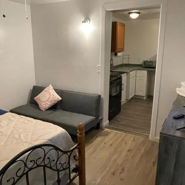 THE TAYLOR 1 BEDROOM GUEST HOUSE FULL KITCHEN and PRIVATE GATED YARD ARTS RooSEVELT ROW CONVENTION CENTER STADIUMS ASU DOWNTOWN PHOENIX