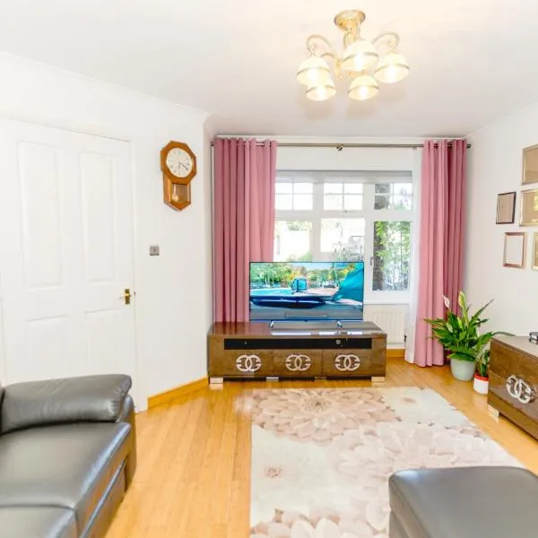 A Riverside Paradise in The City w Garden and Free Parking - A 2 Bed Home in London Sleeps 4!, Hotel in Thamesmead