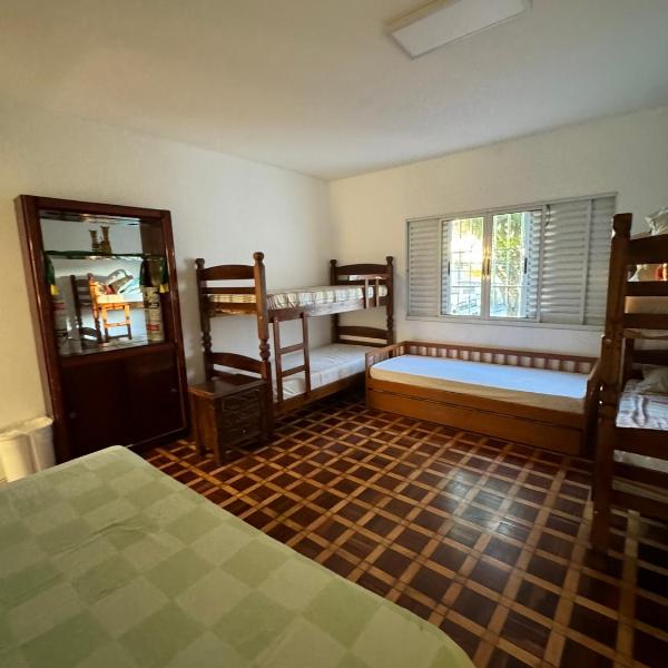 Quarto privativo em residência ótima localização - Foto 2