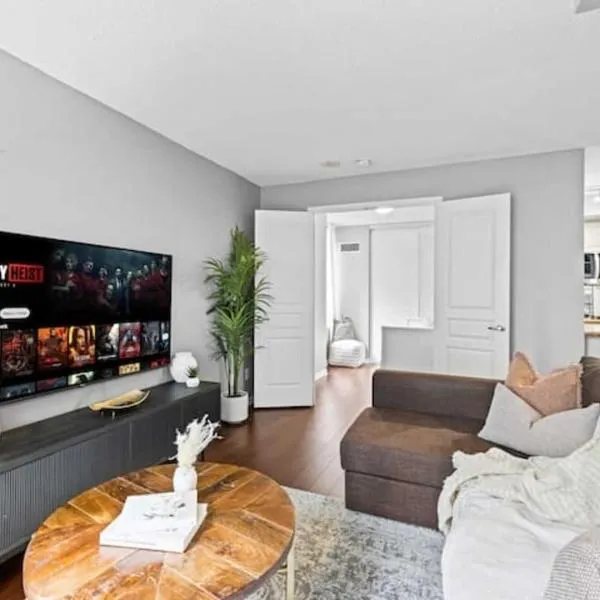 Modern Oasis Stylish 2BR Condo Near Attractions, hotel in Toronto