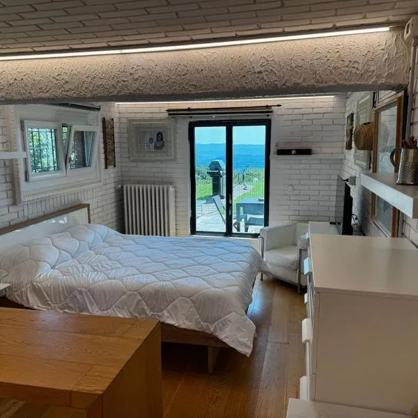 Lago Maggiore Escape - suite con idromassaggio esterno, hotel in Nebbiuno