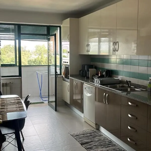 Quarto duplo com varanda no centro de Viseu, hotel in Viseu