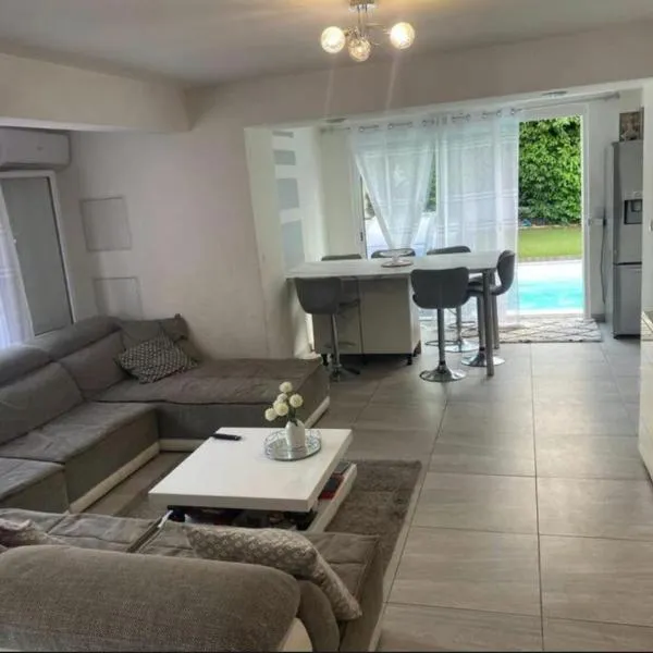 Bas de villa avec piscine et jardin, hotel in Cagnes-sur-Mer