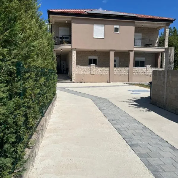 DIS LUX Apartments, готель у місті Радановичі