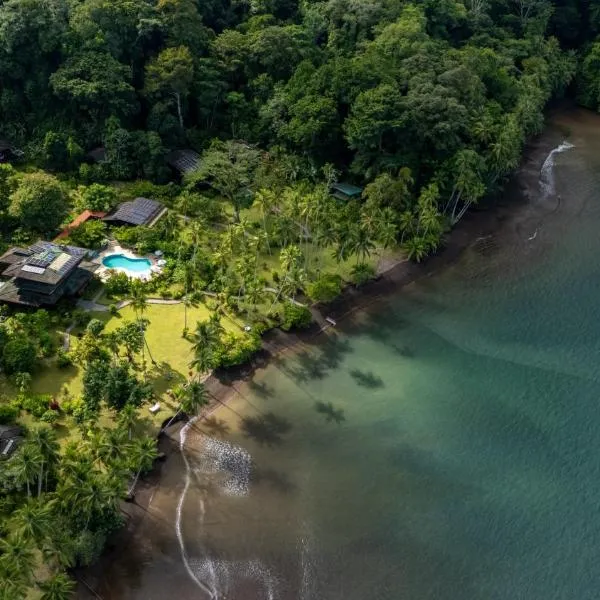 Playa Cativo Lodge、Esquinasのホテル