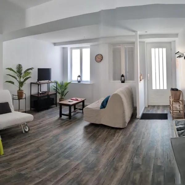 Maison de ville, local à vélo, cour, bord de Saône, hótel í Seurre