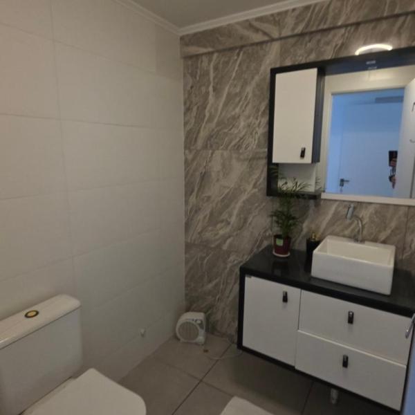 Belo apartamento compartilhado beira mar no centro de BC - Foto 3