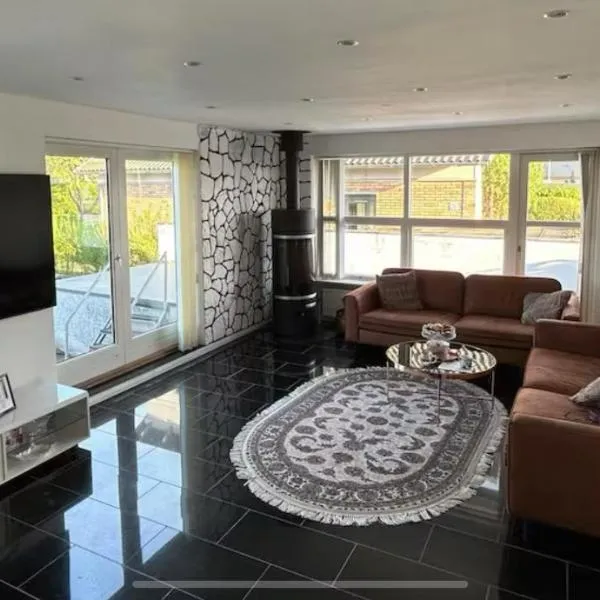 Villa nær Kolding Storcenter og Slotssøbad, hotel in Kolding