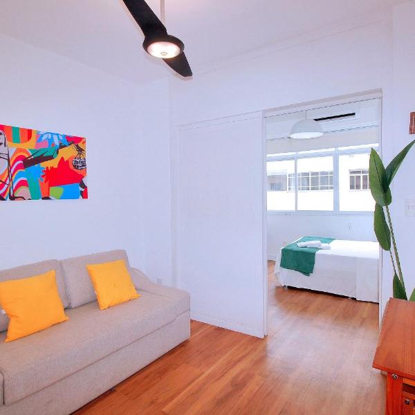 Studio no Leme com vista parcial para o mar