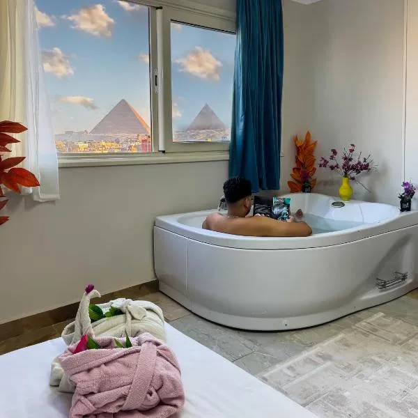 three pyramids view & jacuzii, hotel in Cairo