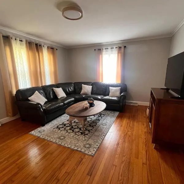 Cozy Stay Near DT with Deck and Yard, хотел в Уинстън-Сейлъм