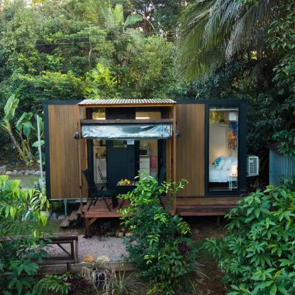 Magic Mena Rainforest Retreat by Tiny Away, hotel di Mena Creek