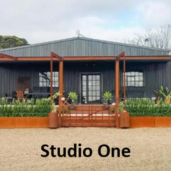 The Rusty Kangaroo - Spectacular Ocean View Premium Couples Retreat, hotel in Penneshaw