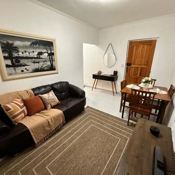 Apê na Enseada - Ar, Wi-Fi, garagem e praia a pé!, hotel v destinaci Guarujá