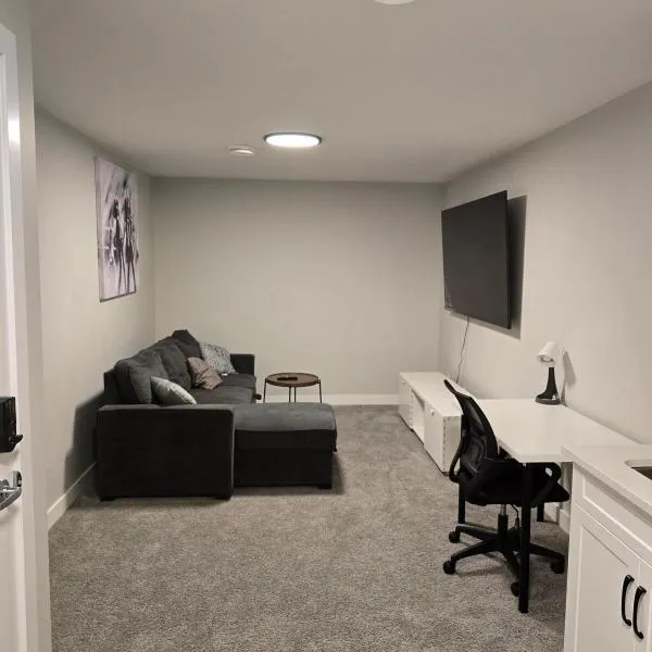 Guest Suite in Southwest Calgary, hotel in Calgary