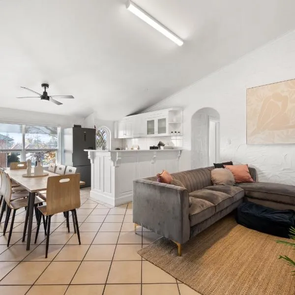 Ivy's at Glenelg Central - A Cosy Family Stay, Hotel in Glenelg