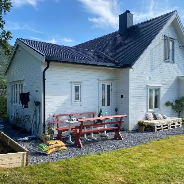 Summerhouse on the way to Vesterålen, hotel en Gåra