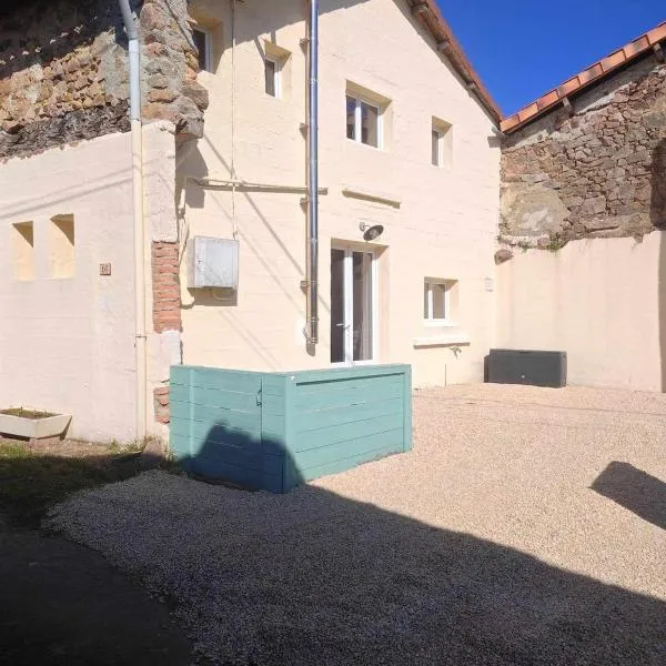 Beautiful country home in Chabanais, hotel v destinácii Chirac