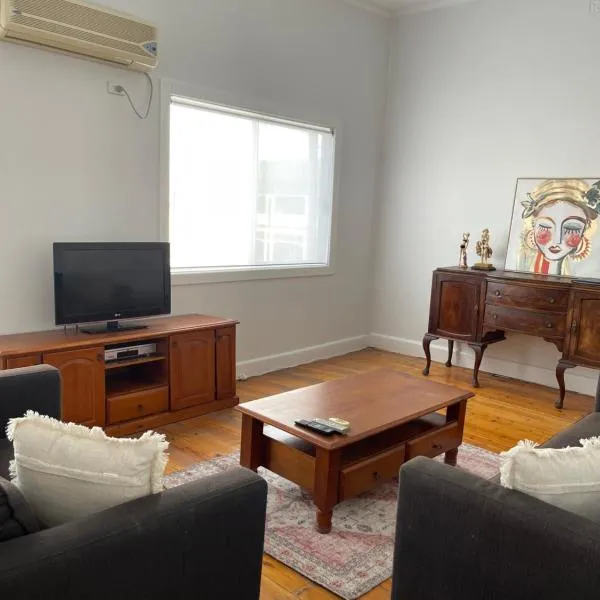 Apartment 2 on OxideCBD, hotel in Broken Hill