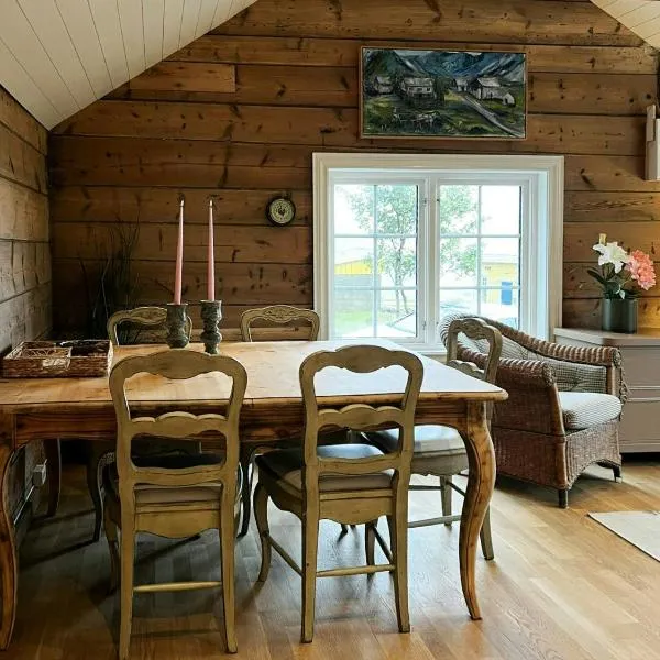 Restored Farmhouse By The Sea In Kvalheim, hotel u gradu Rödberg